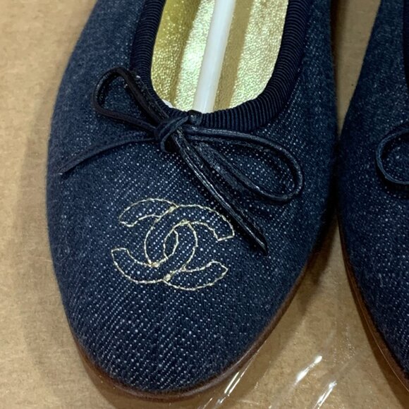CHANEL Dark Wash Denim Flats Spring 2006 - Picture 2 of 7